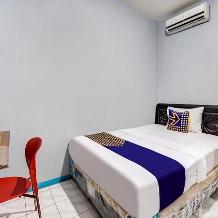 Отель Spot On 90147 Gosepa Ambengan Plaza Сурабая Экстерьер фото