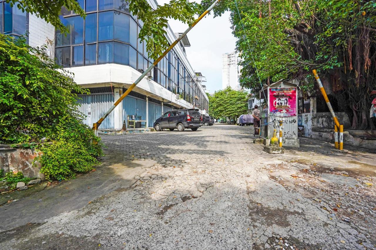 Отель Spot On 90147 Gosepa Ambengan Plaza Сурабая Экстерьер фото
