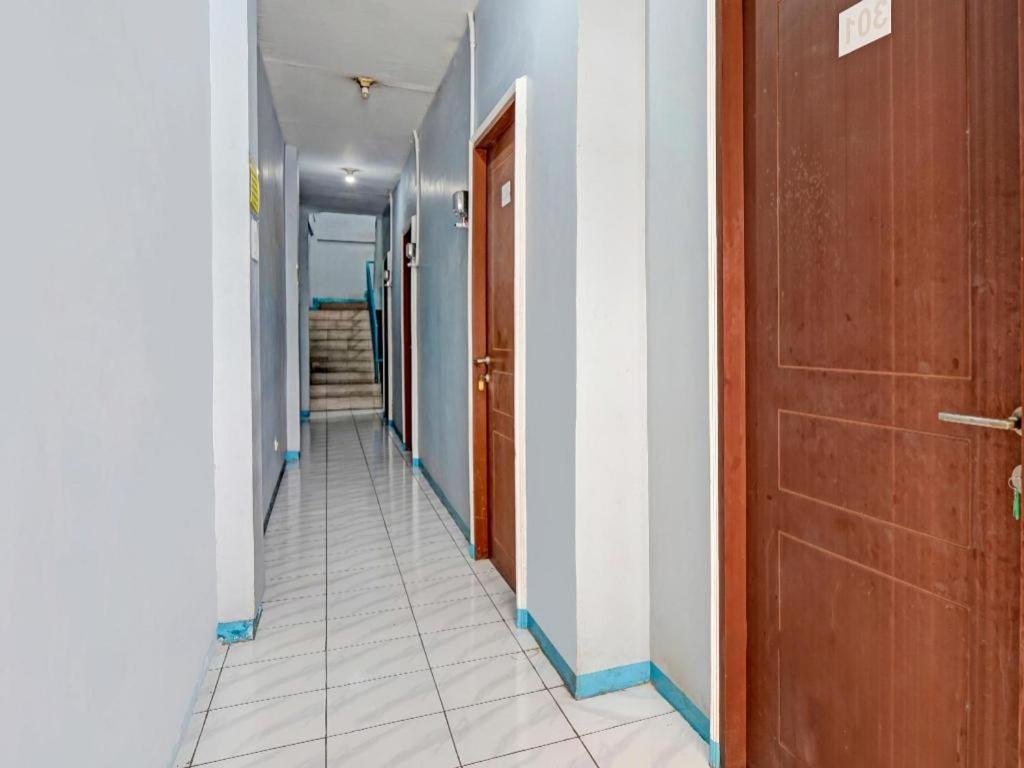 Отель Spot On 90147 Gosepa Ambengan Plaza Сурабая Экстерьер фото