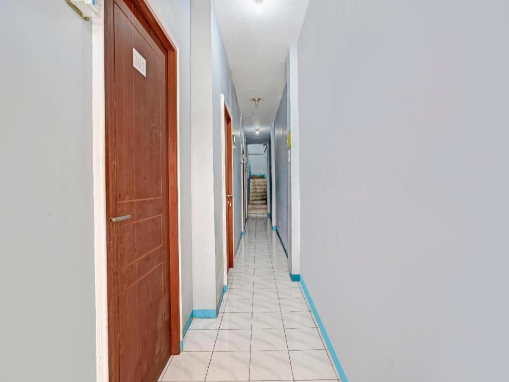 Отель Spot On 90147 Gosepa Ambengan Plaza Сурабая Экстерьер фото