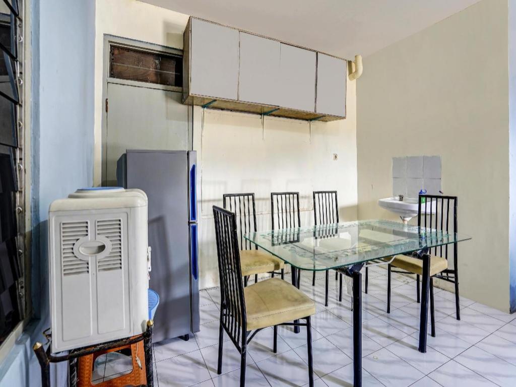 Отель Spot On 90147 Gosepa Ambengan Plaza Сурабая Экстерьер фото