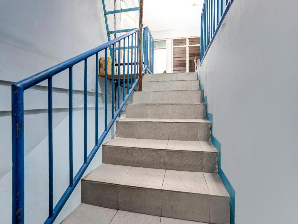 Отель Spot On 90147 Gosepa Ambengan Plaza Сурабая Экстерьер фото