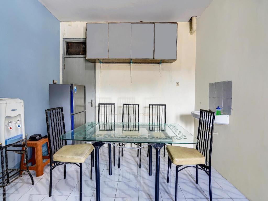 Отель Spot On 90147 Gosepa Ambengan Plaza Сурабая Экстерьер фото