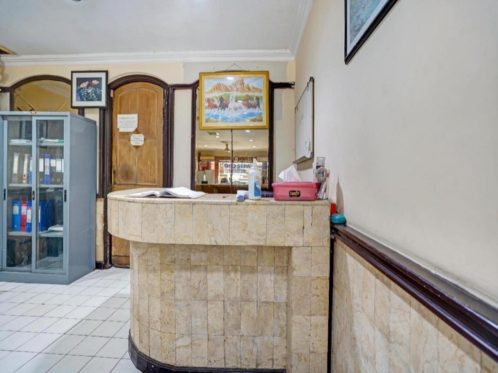 Отель Spot On 90147 Gosepa Ambengan Plaza Сурабая Экстерьер фото