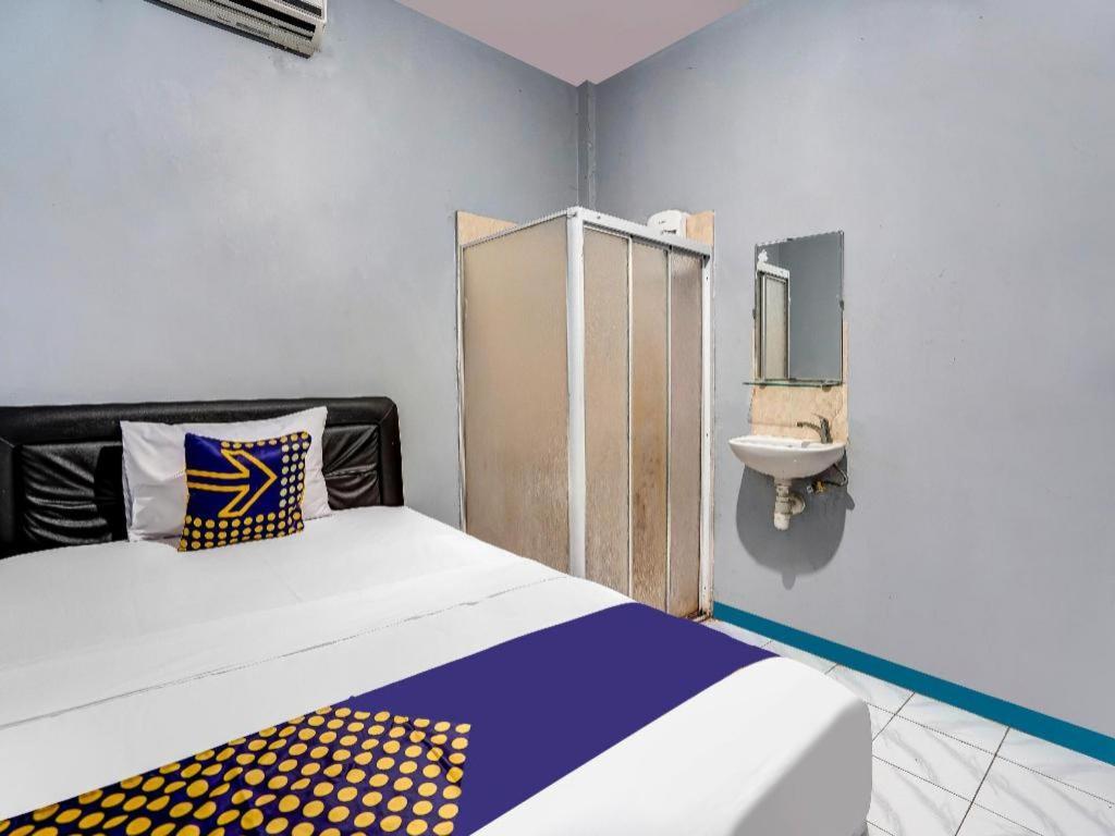 Отель Spot On 90147 Gosepa Ambengan Plaza Сурабая Экстерьер фото