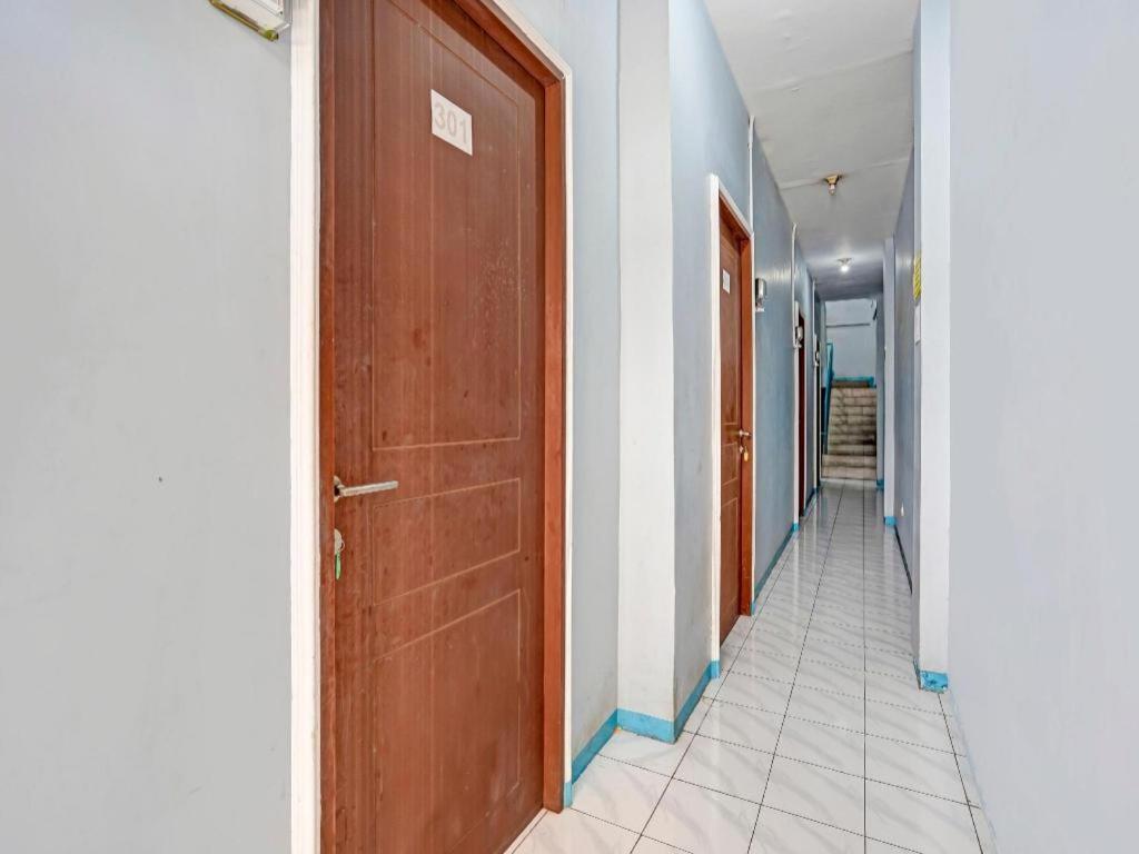 Отель Spot On 90147 Gosepa Ambengan Plaza Сурабая Экстерьер фото